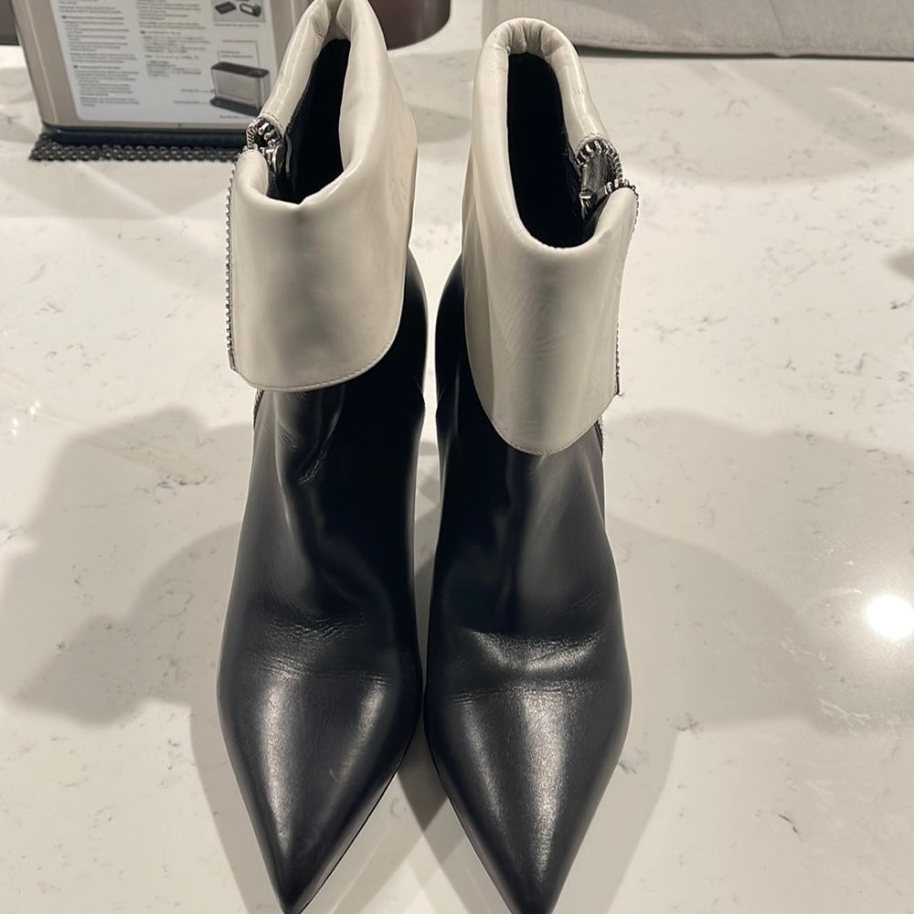 Size 39 Saint Laurent boots only wore once.